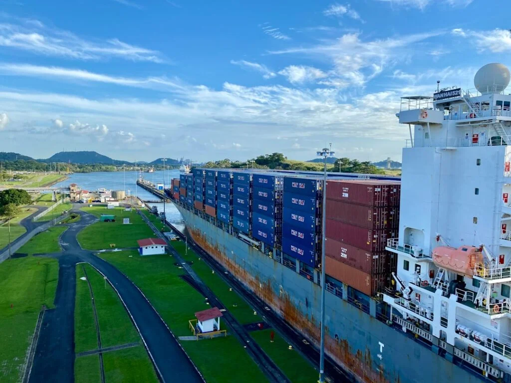 what is the weight of an empty 40ft shipping container